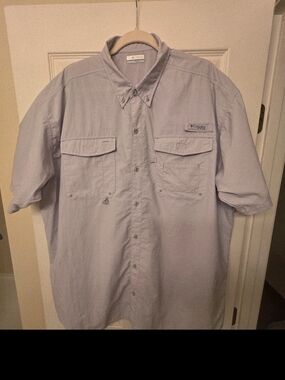 Columbia Men's Short-Sleeve Button-Down Shirt in Light Gray